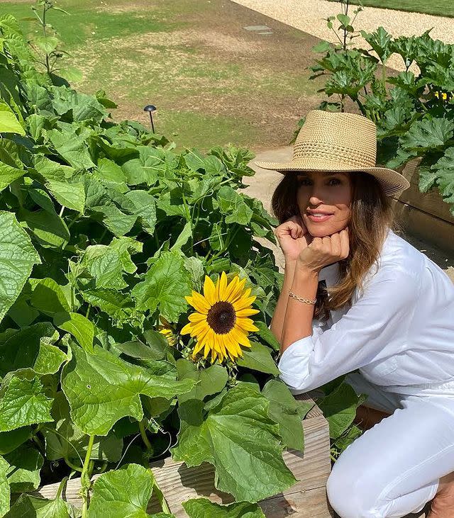 21) Cindy Crawford shucked corn.