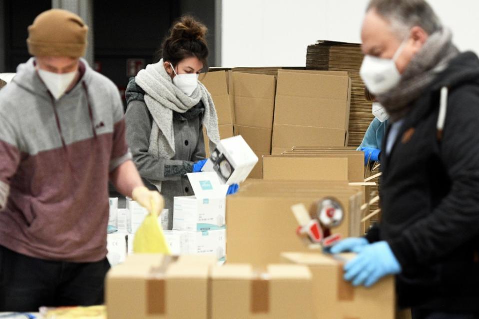 Atemschutzmasken werden im Lager auf Pakete verteilt. Foto: Maurizio Gambarini/Funke Fotoservices<span class="copyright">Maurizio Gambarini / FUNKE FotoServices</span>