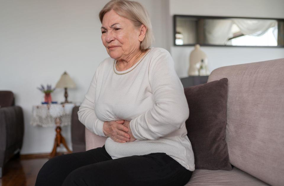 Una mujer con dolor abdominal