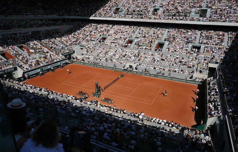 El estadio Philippe Chatrier de Roland Garros es uno de los pocos techados del predio: hay acción