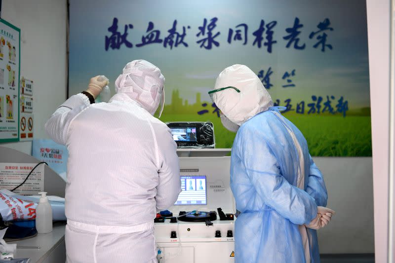 Trabajadores médicos con trajes protectores inspeccionan el equipo en una sala de donación de sangre del Hospital Renmin de la Universidad de Wuhan en Wuhan, el epicentro del nuevo brote de coronavirus, en la provincia de Hubei, China, el 14 de febrero de 2020