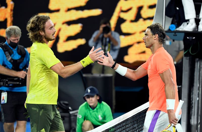 El griego Stefanos Tsitsipas y el español Rafael Nadal tras ganar su partido de cuartos de final en Melbourne Park, Melbourne, Australia,