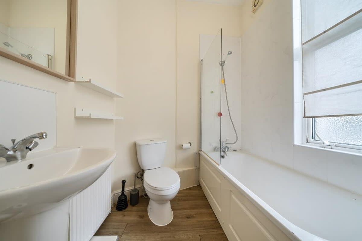 Not only is there a separate bathroom, it has its own window and a bath tub (Rightmove)