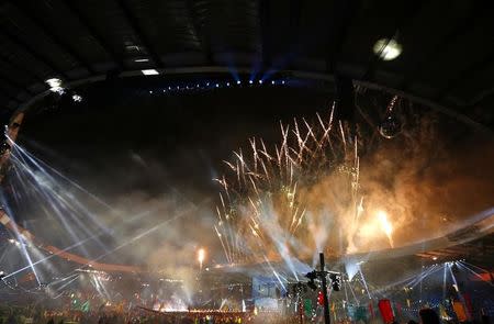 Fireworks explode during the closing ceremony of the 2014 Commonwealth Games at Hampden Park in Glasgow, Scotland August 3, 2014. REUTERS/Phil Noble