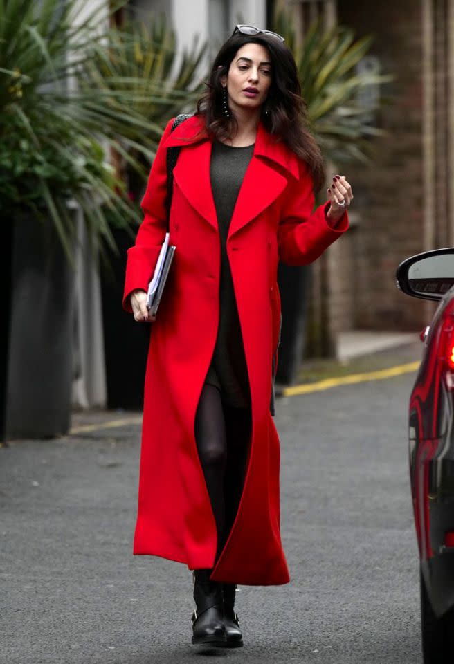 <p>A. Clooney était particulièrement éblouissante, vêtue d’un manteau rouge vif, de bottes « moto » et d’une robe grise simple, sur la première photo prise suite à l’annonce de sa grossesse.</p>