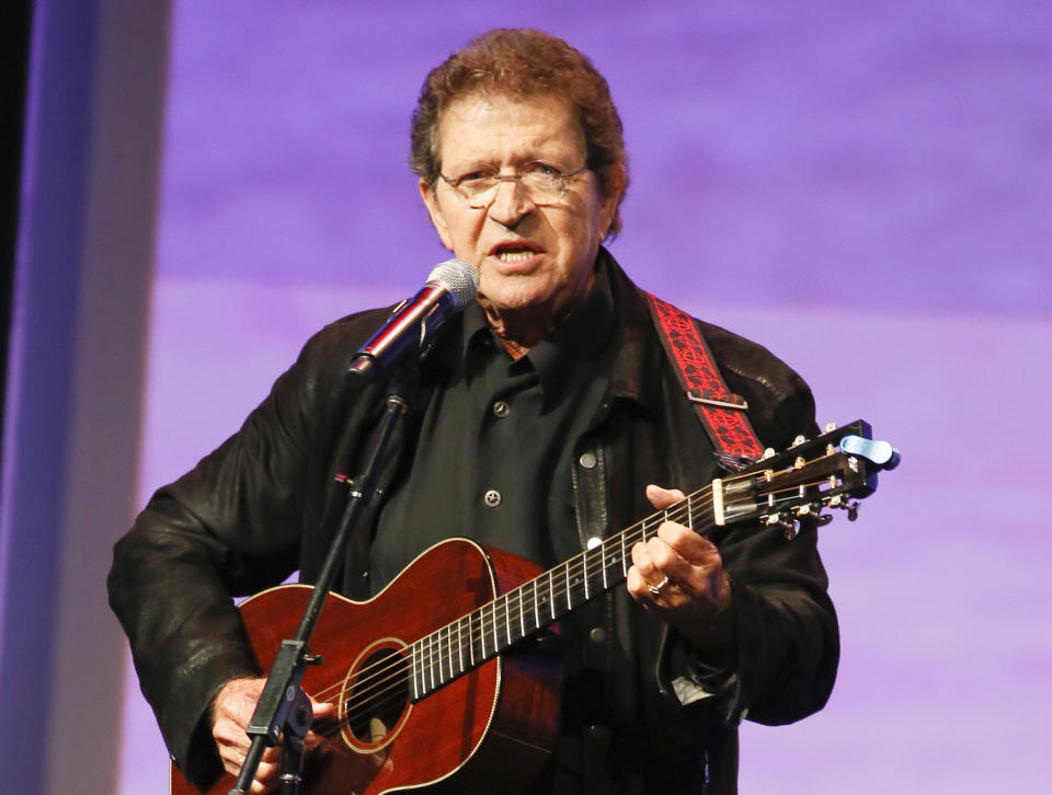 Mac Davis actúa en la ceremonia de los Texas Film Awards en Austin, Texas, el 6 de marzo de 2014. Davis, astro de la música country que lanzó su carrera escribiendo los clásicos de Elvis Presley “A Little Less Conversation” e “In the Ghetto” y cuyos propios éxitos incluyeron “Baby Don’t Get Hooked On Me”, murió el martes 29 de septiembre del 2020. Tenía 78 años. (Foto por Jack Plunkett/Invision/AP, Archivo)