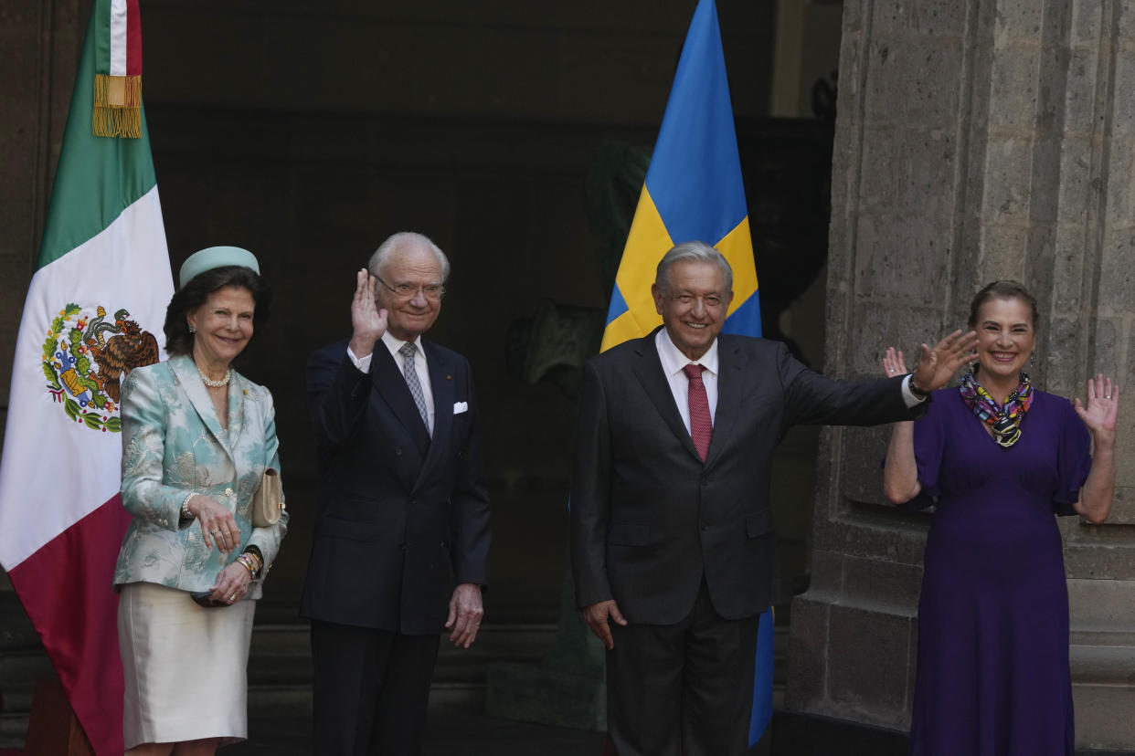 El rey Carl Gustavo XVI y la reina Silvia de Suecia junto Andrés Manuel López Obrador, (AMLO) presidente de México y su esposa, Beatriz Gutiérrez Müller . (AP Photo/Fernando Llano)