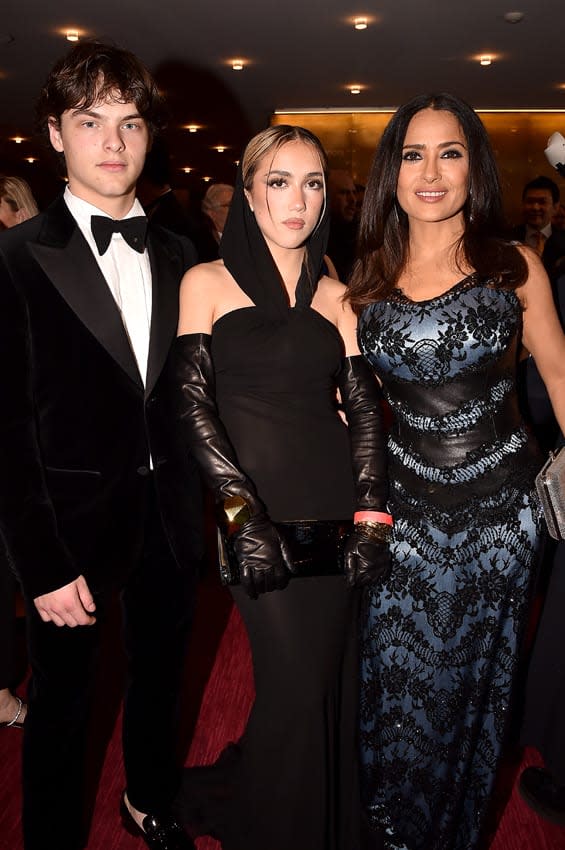 Salma Hayek con su hija y el hijo de Linda Evangelista