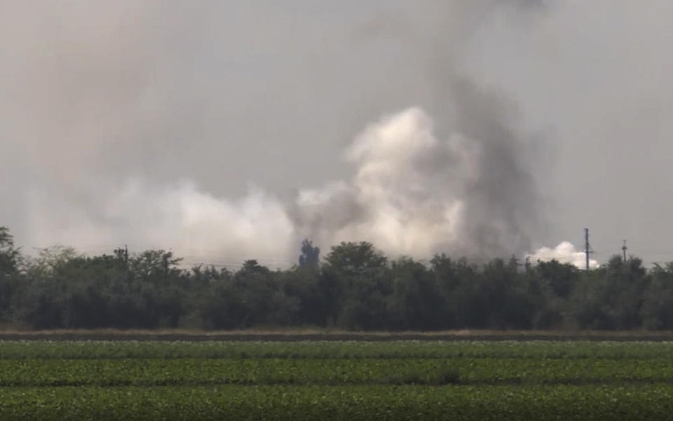 En esta imagen tomada de un video facilitado por la televisión rusa RU-RTR el martes 16 de agosto de 2022, humo se eleva en el lugar de una explosión en un almacén de municiones del ejército ruso cerca del poblado de Mayskoye, en Crimea. (Televisión Rusa RU-RTR vía AP)