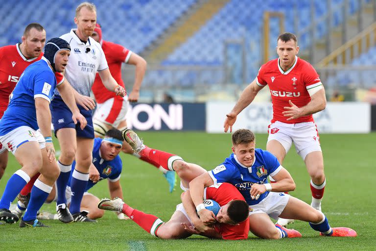 Stephen Varney tacklea a Joshua Adams durante el partido entre Gales e Italia por el Seis Naciones