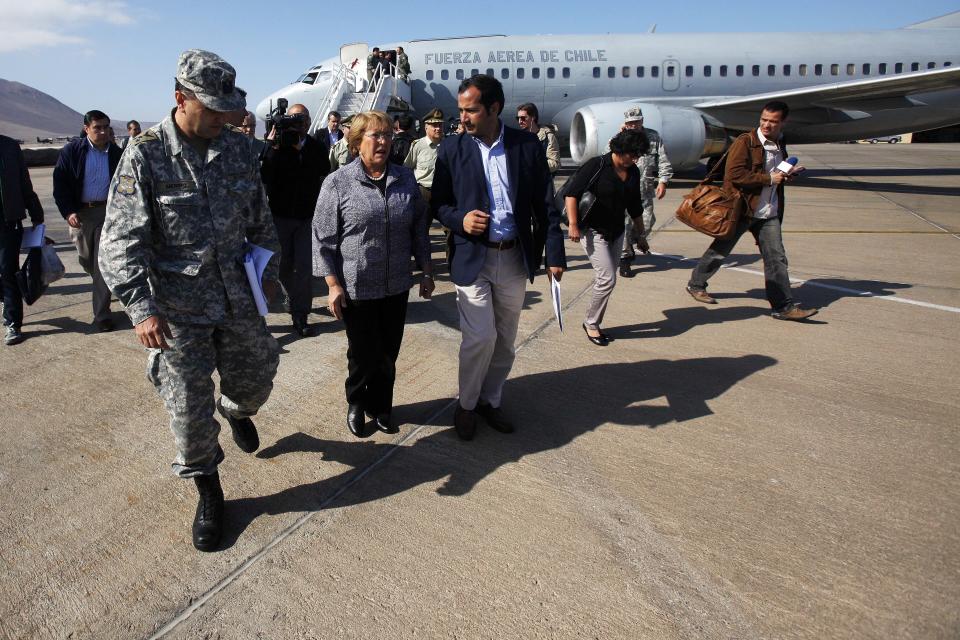 La presidenta de Chile Michelle Bachelet arriba al aeropuerto de Iquique, en Chile, el miércoles 2 de abril de 2014. La suspensión el miércoles de la alerta de tsunami que afectó las costas chilenas tras el terremoto de magnitud 8,2 ocurrido en el extremo norte del país, permitió el lento regreso a sus hogares de decenas de miles de personas que amanecieron al aire libre.(AP foto/ Luis Hidalgo, Pool)