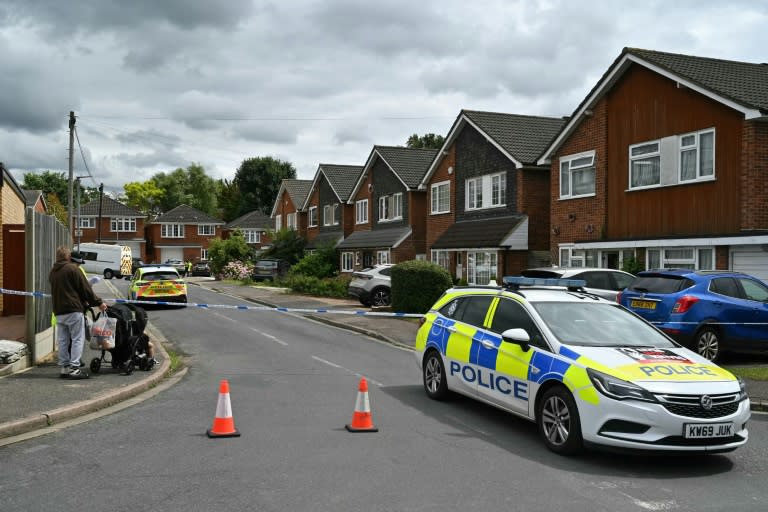 La policía británica corta el acceso a una calle del barrio de Hertfordshire, en Bushey, tras el asesinato de tres mujeres por un hombre con una ballesta, el 10 de julio de 2024 al norte de Londres (Justin Tallis)
