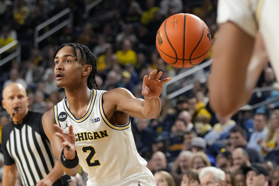 Michigan guard Kobe Bufkin (2) no-look passes to guard Jett Howard during the second half of an NCAA college basketball game against Nebraska, Wednesday, Feb. 8, 2023, in Ann Arbor, Mich. (AP Photo/Carlos Osorio)