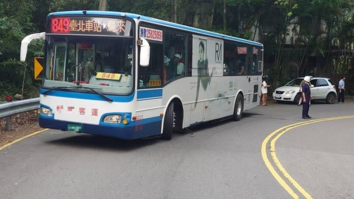 新北市烏來區發生公車機車相撞意外，騎士OHCA送醫。翻攝記者爆料網