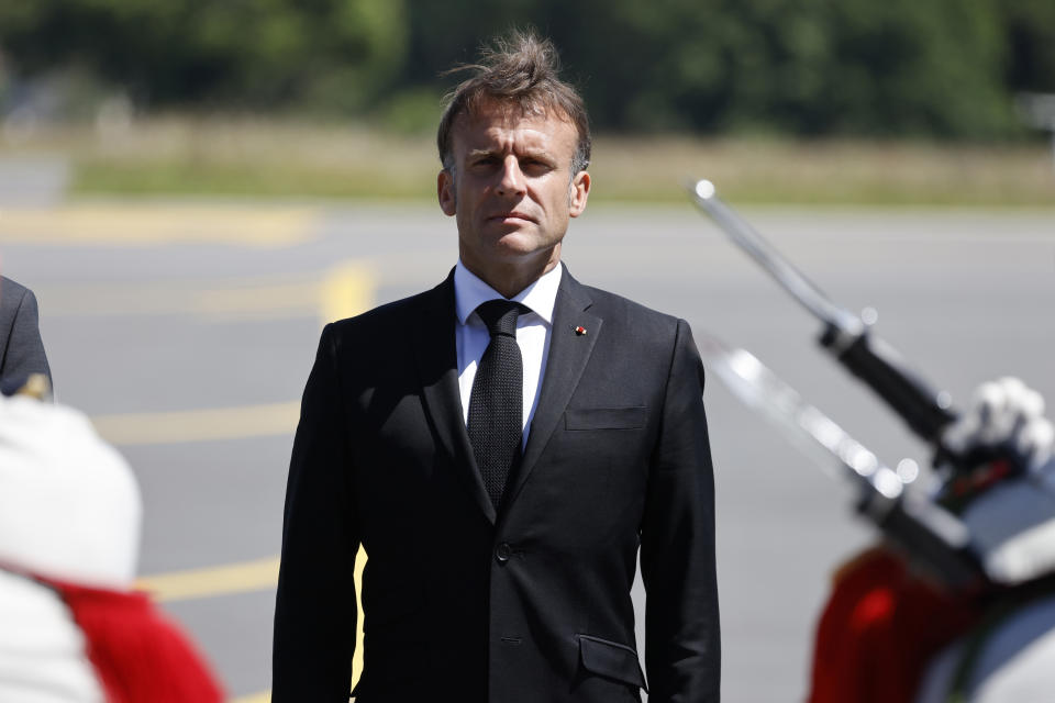 El presidente francés Emmanuel Macron acude a una ceremonia en recuerdo de la Masacre de Oradour-sur-Glane, ocurrida durante la Segunda Guerra Mundial, en Oradour-sur-Glane, Francia, el lunes 10 de junio de 2024. (Ludovic Marin via AP)