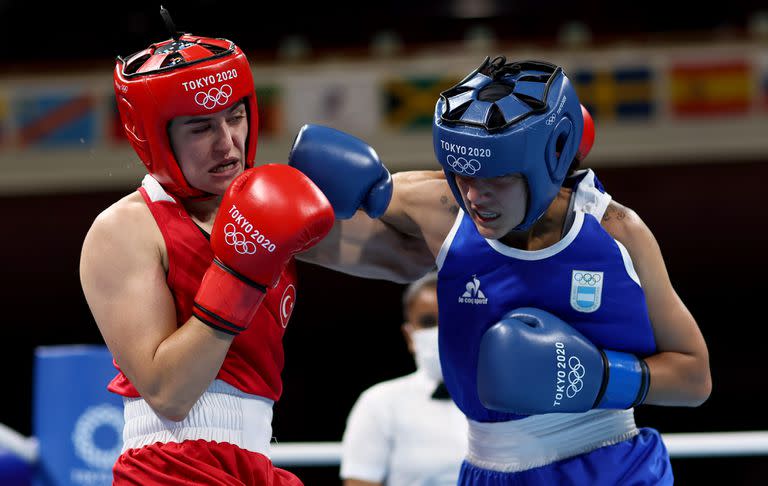 Esra Yildiz (roja) del Equipo Turquía intercambia golpes con Dayana Erika Iohanna Sanchez del Equipo Argentina durante el Ligero Femenino (57-60 kg)