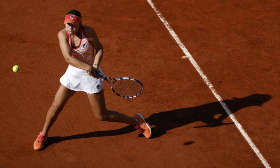 Sofia Kenin prepares to hit a backhand