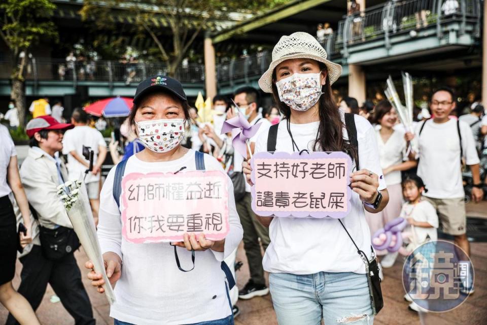 許多家長帶著孩子到廣場高舉標語，希望市府不要毒害孩子。