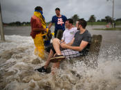 <b>Jugando con el peligro</b><br>En Louisiana están tan acostumbrados a los huracanes y las tormentas que algunos ciudadanos poco menos que se lo toman a broma. En agosto, mientras esperaban la llegada de Isaac, decidieron bañarse en el lago o sentarse tranquilamente en un banco con el agua por las rodillas como los chicos de esta imagen. (Chris Graythen/Getty Images)