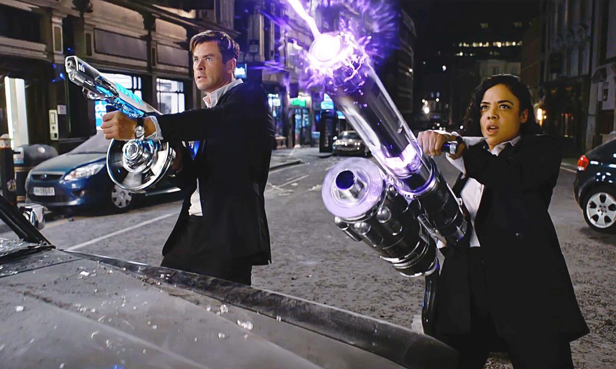 Chris Hemsworth und Tessa Thompson sind die Nachfolger von Will Smith und Tommy Lee Jones. Szene aus "Men in Black: International" (Bild: ddp/INTERTOPICS/LMKMEDIA Ltd.)