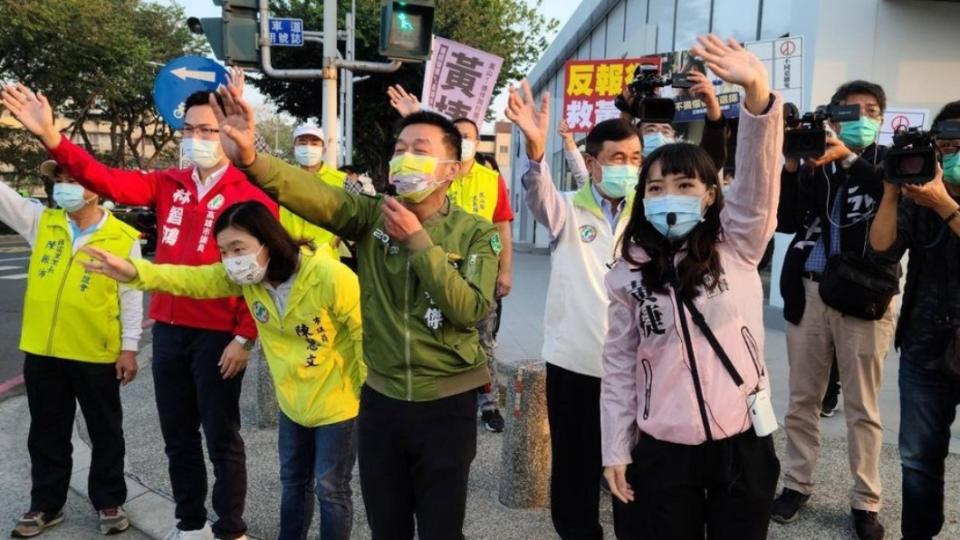 民進黨立委及議員紛紛替黃捷站台。（圖／翻攝自黃捷臉書）