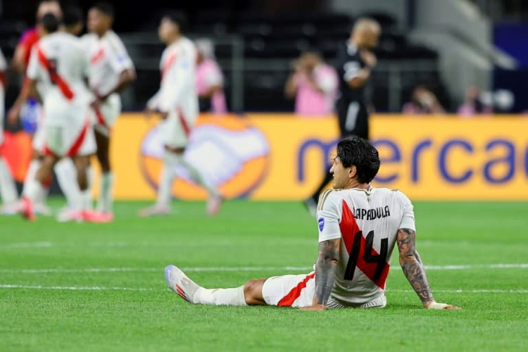 El delantero peruano Gianluca Lapadula sentado en el césped del AT&T Stadium de Arlington (Texas) tras el partido contra Chile de la primera jornada de la Copa América, el 21 de junio de 2024 (Aric Becker)