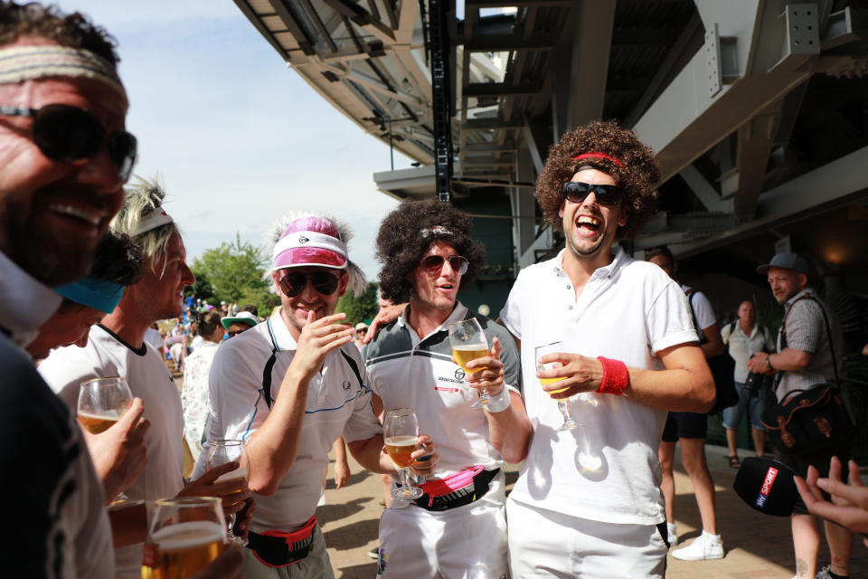 Varios fans acuden disfrazados de tenistas antiguos a ver el torneo de Wimbledon. (Foto: Tim Clayton / Corbis / Getty Images).