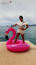 <p>Sur cette photo, Eva Longoria semble vraiment au summum du bonheur avec son flamand rose gonflable. </p>