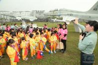 實踐大學附設幼兒園31日參觀博愛營區戶外陳展的空軍F-5E戰鬥機。（軍聞社記者李忠軒攝）