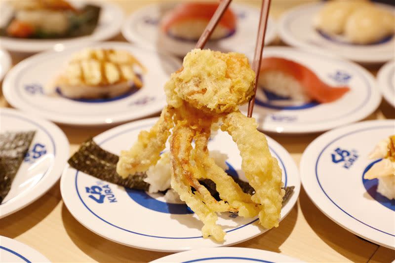 藏壽司高雄時代大道店獨家限定料理「蒲燒鰻魚海苔包」、「軟殼蟹天婦羅海苔卷」。（圖／藏壽司提供）