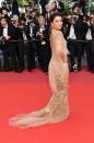 <p>La longue, très longue robe d’Eva Longoria. (crédit AFP) </p>