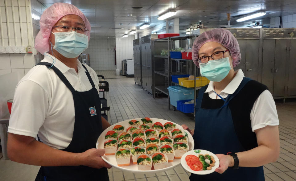 黃靖琇營養師與尤明定廚師聯手推出防疫蔬食好料理「豆粉腰果醬蒟蒻拌麵」