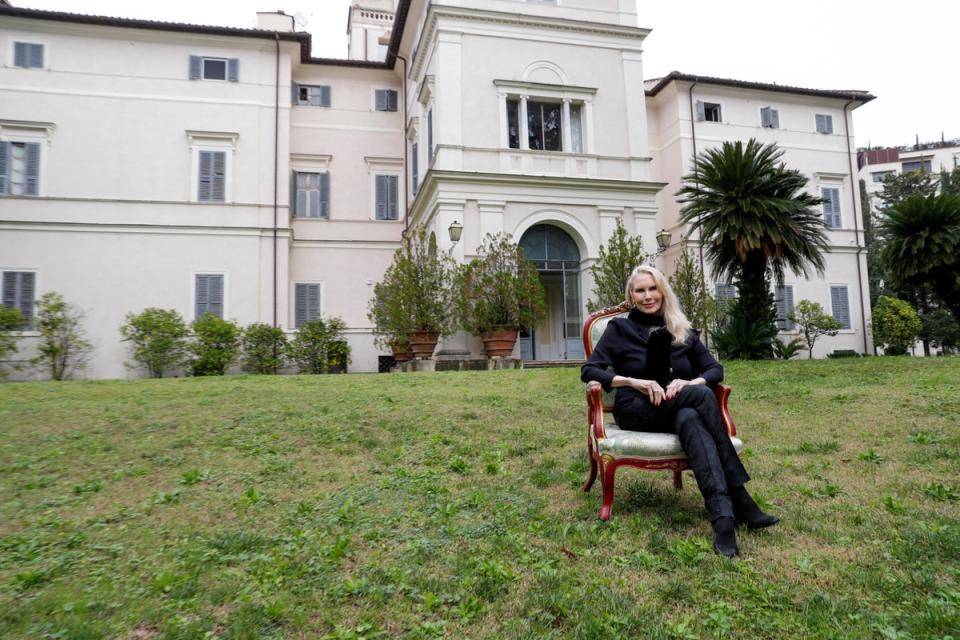 La princesa Rita Boncompagni Ludovisi posa para una fotografía afuera de Villa Aurora (foto de archivo) (Reuters)