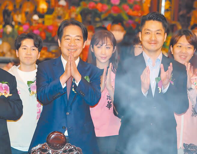 副總統賴清德（左）12日在台北市長蔣萬安（右）陪同下，出席松山慈祐宮媽祖聖誕三獻禮，上香後隨即在內殿分別致詞恭祝媽祖聖誕。（鄭任南攝）