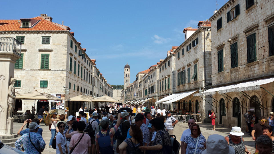 La ville de Dubrovnik est envahie par les touristes l'été (Crédit : Getty Images)