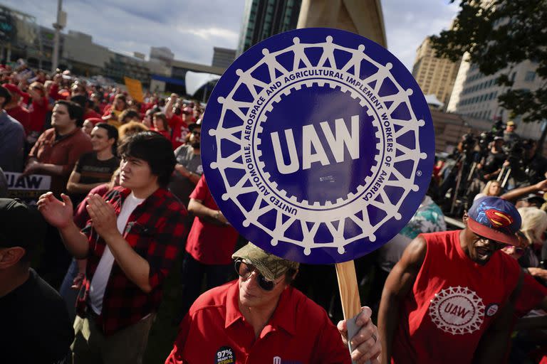 Miembros del sindicato United Auto Workers participan en una marcha el 15 de septiembre de 2023, en Detroit. (AP Foto/Paul Sancya, Archivo)
