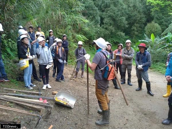 淡蘭百年山徑-跑馬古道手作步道體驗活動。林務局羅東林管處與台灣千里步道協會、羅東社區大學合作首度開辦的「宜蘭步道學」入門課程加入跑馬古道實作課程，歡迎民眾免費報名參加。（羅東林管處提供）