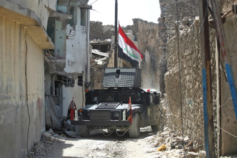 Members of the Iraqi Counter-Terrorism Service (CTS) advance in the Old City of Mosul on June 22, 2017