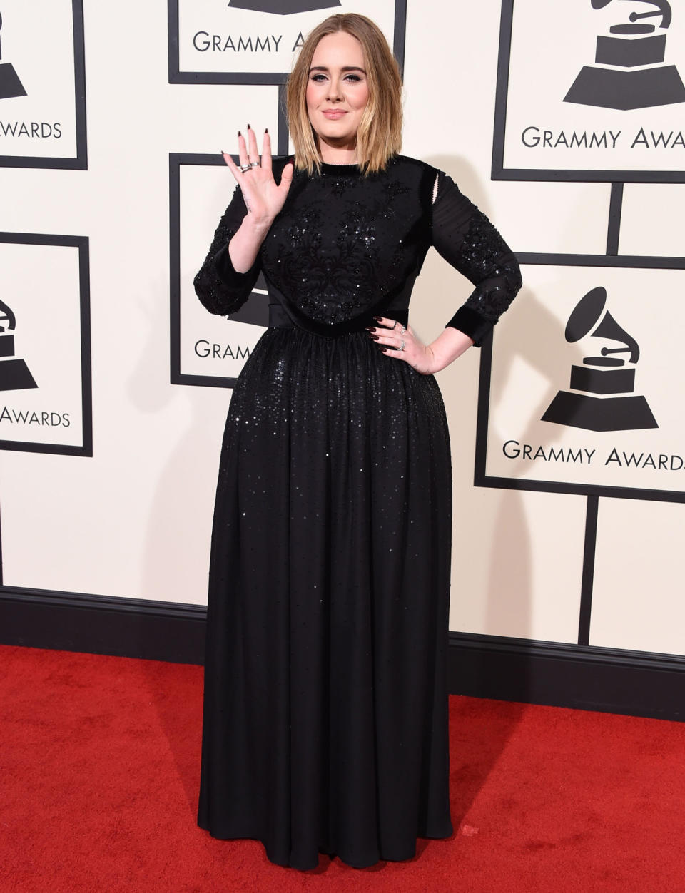 La chanteuse Adèle l’a bien compris : en total look, le noir affine. Le petit détail qui change tout : la découpe de la robe au dessus des hanches qui lui dessine une taille de guêpe.