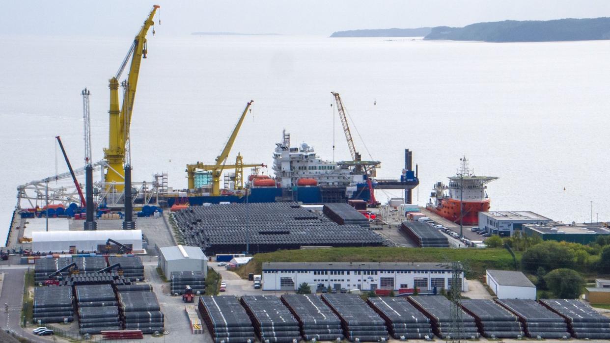 Ein russisches Verlegeschiff im Hafen Mukran auf der Insel Rügen. Die ostdeutschen Regierungschefs haben sich einstimmig für eine Fertigstellung von Nord Stream 2 ausgesprochen.