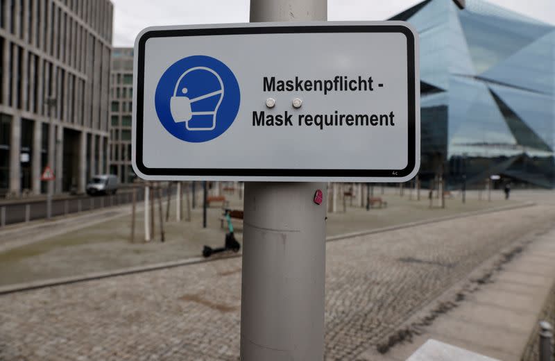 A sign informs of the face mask requirement during lockdown in Berlin