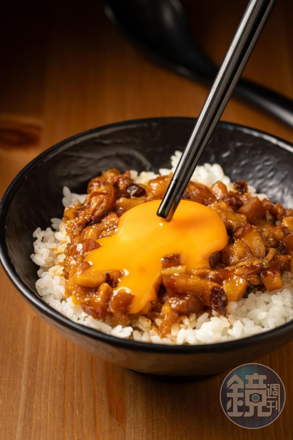 一筷子戳開「月見滷肉飯」，最精髓的蛋汁順著滷肉的縫隙流進米飯中。（45元／小碗、60元／大碗）