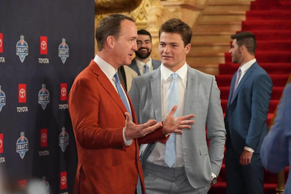 Former UNC quarterback Drake Maye (right) speaks with former NFL quarterback Payton Manning on the red carpet ahead of Thursday’s NFL Draft at Detroit’s Fox Theatre. Kirby Lee-USA TODAY Sports