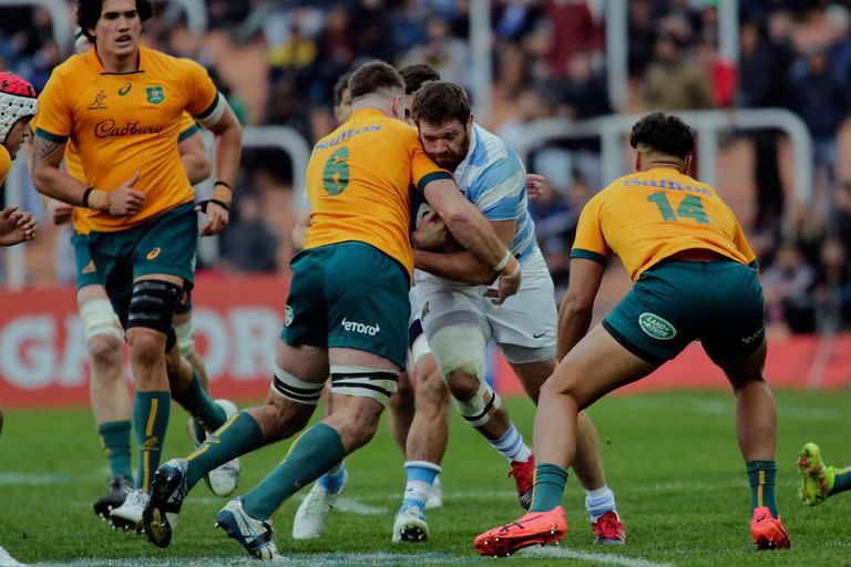 Julián Montoya, capitán de los Pumas, intenta avanzar y ganar metros ante la marca australiana