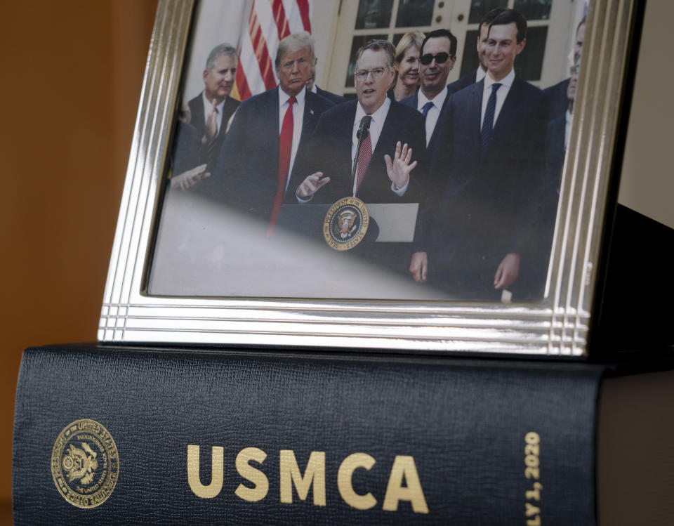 Una fotografía de Robert Lighthizer, al centro, con el expresidente Donald Trump y Jared Kushner en la casa de Lighthizer encima de un ejemplar del T-MEC, en Palm Beach, Florida, el 3 de enero de 2022. (Gesi Schilling/The New York Times)