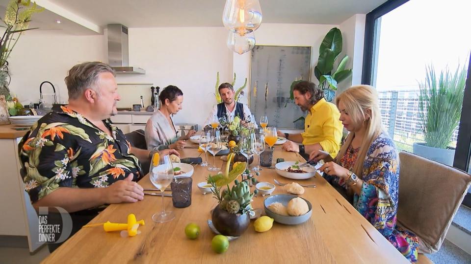 Der letzte Abend beginnt mit Burrata auf Tomate, Pfirsich und Granatapfel, von links: Gerhard, Heidi, Gastgeber Tobias, Carl und Ella.
 (Bild: RTL)