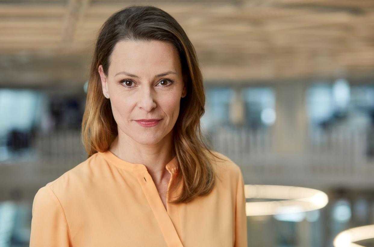 Anja Reschke startet mit "Reschke Fernsehen" ein neues satirisches Format im Ersten, das auch "Late Night"-Vibes verströmen soll. Zunächst werden fünf monothematische Folgen laufen. (Bild: NDR / Hendrik Lüders)