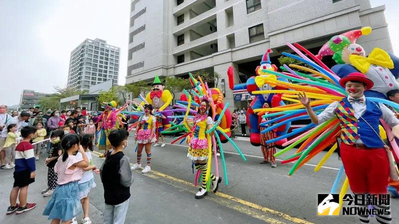 ▲「歡樂踩街大遊行」熱鬧的氛圍吸引眾多親子一同前往同樂。（圖／記者陳美嘉攝，2023.12.16）