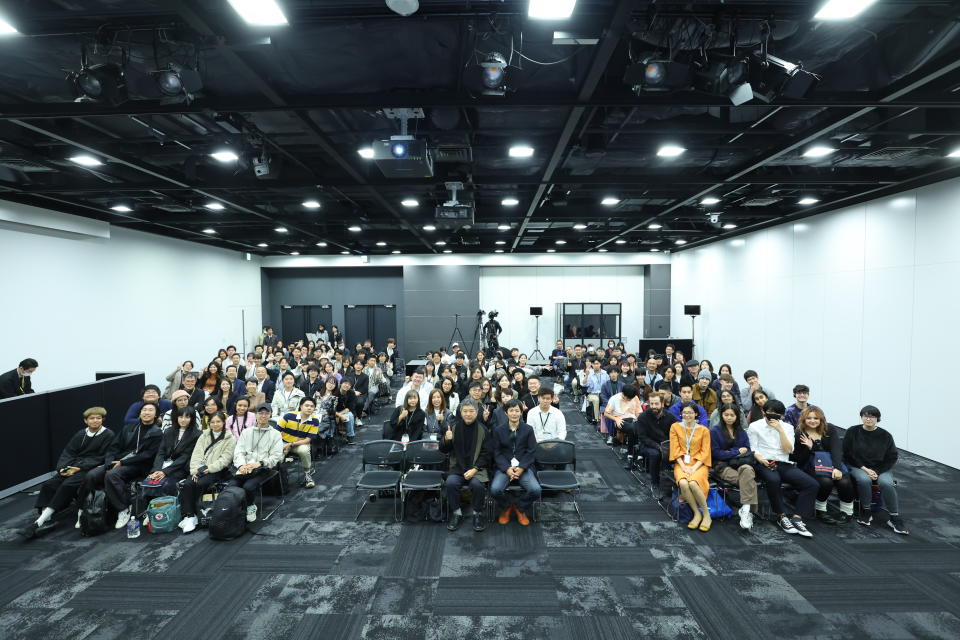 日本名導是枝裕和（中前排左）舉辦大師課，和來自亞洲各地的學生分享電影創作。（東京國際影展提供）