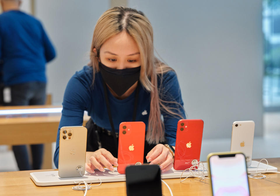 蘋果上季營收突破1千億美元，主要為iPhone銷售助攻。   圖：翻攝自Apple